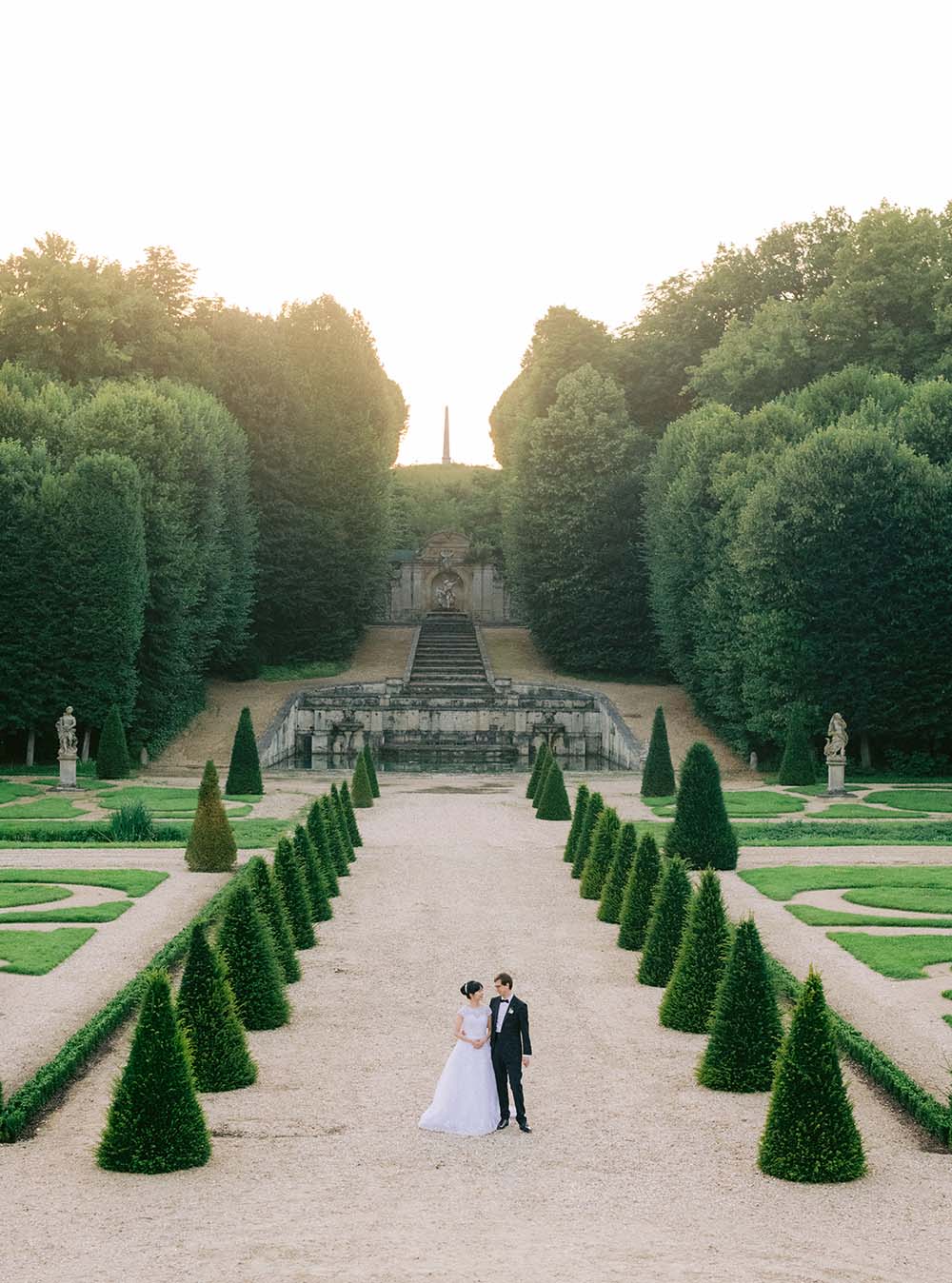 beautifull garden with bride an groom